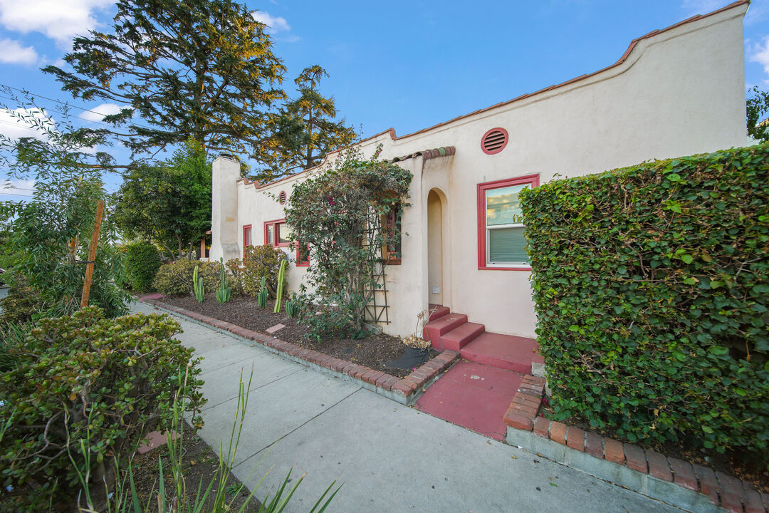 Just Sold! – Triplex – $1,500,000 – 533 E Windsor Glendale CA 91205
